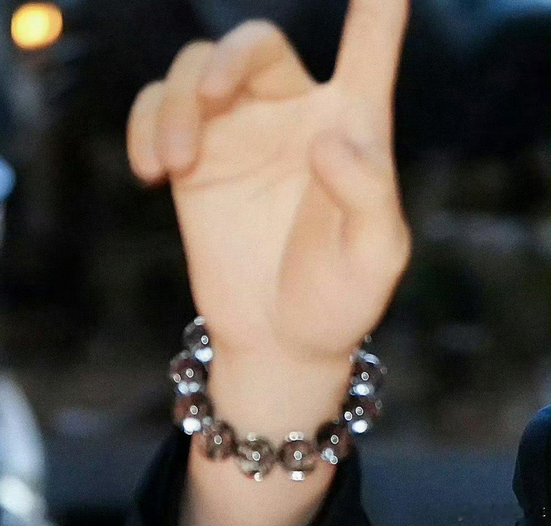 丁禹兮戴着的水晶手链送给粉丝了丁禹兮剪掉水晶手链送给粉丝把自己日常佩戴的手链亲手
