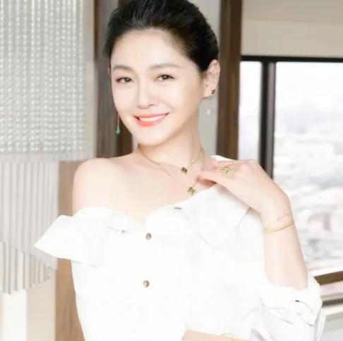 大花蛇，这条曾以斑斓色彩和神秘姿态游走于众人视线的生灵，此刻仿佛被一层无形的阴霾
