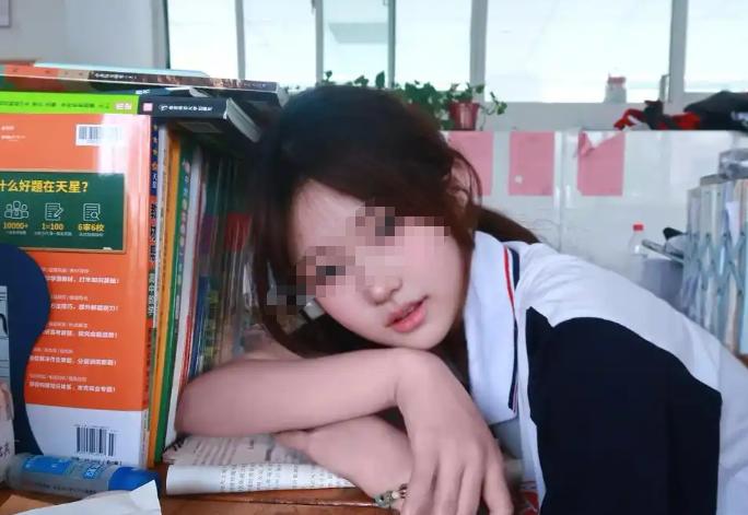 太龌龊了！6月25日报道，一名男子哄着年仅17岁的小姑娘一起猛吃处方药，等药物发
