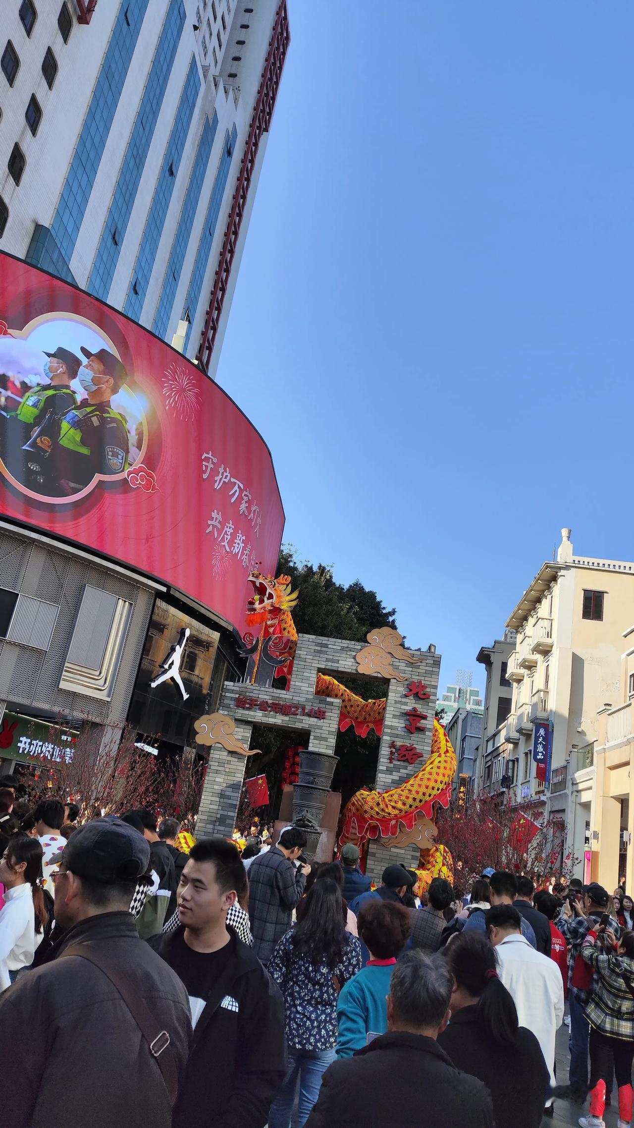 女儿说，今年过年没年味。我让她下楼走一下，在广州这条最多人的路上，就知道什么叫年