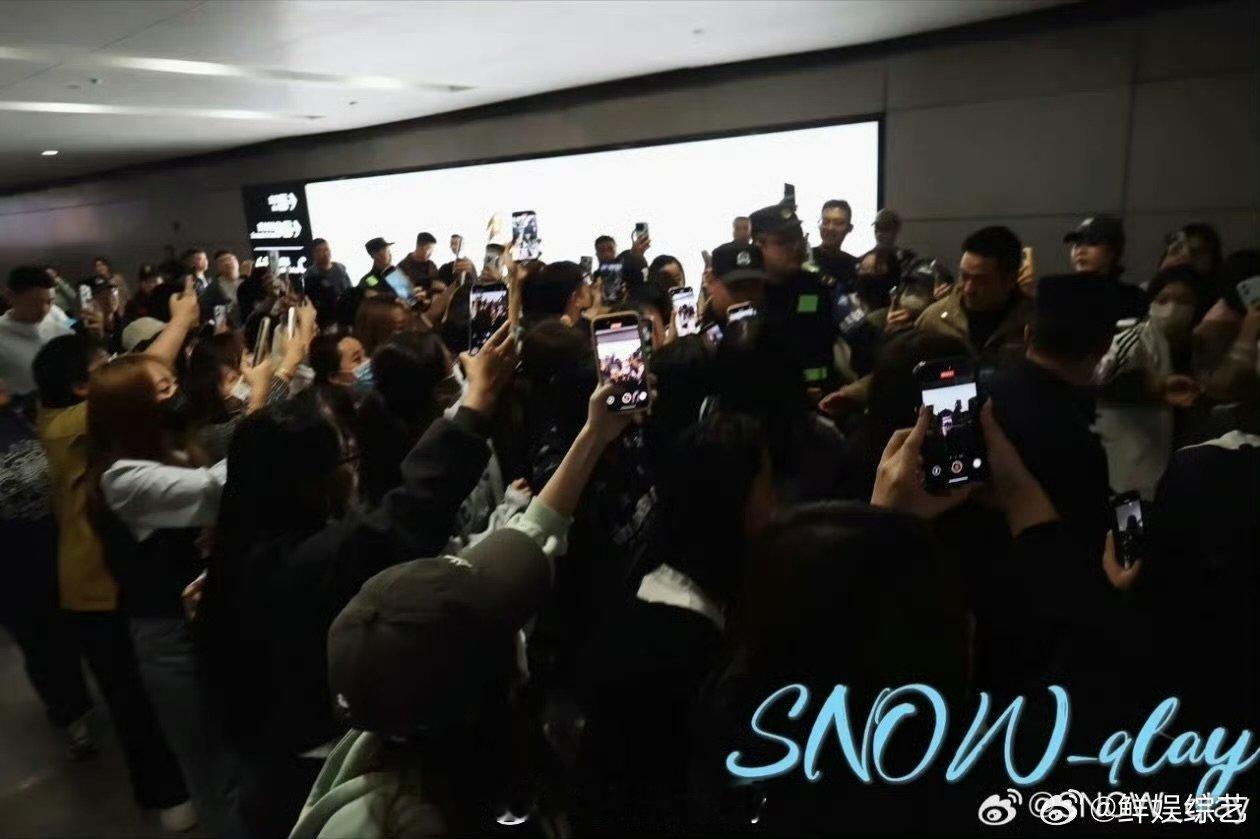 谁给孔雪儿同事挤飞了 心疼同事三秒，明明是同行，却被挤到毫无立足之地！ 