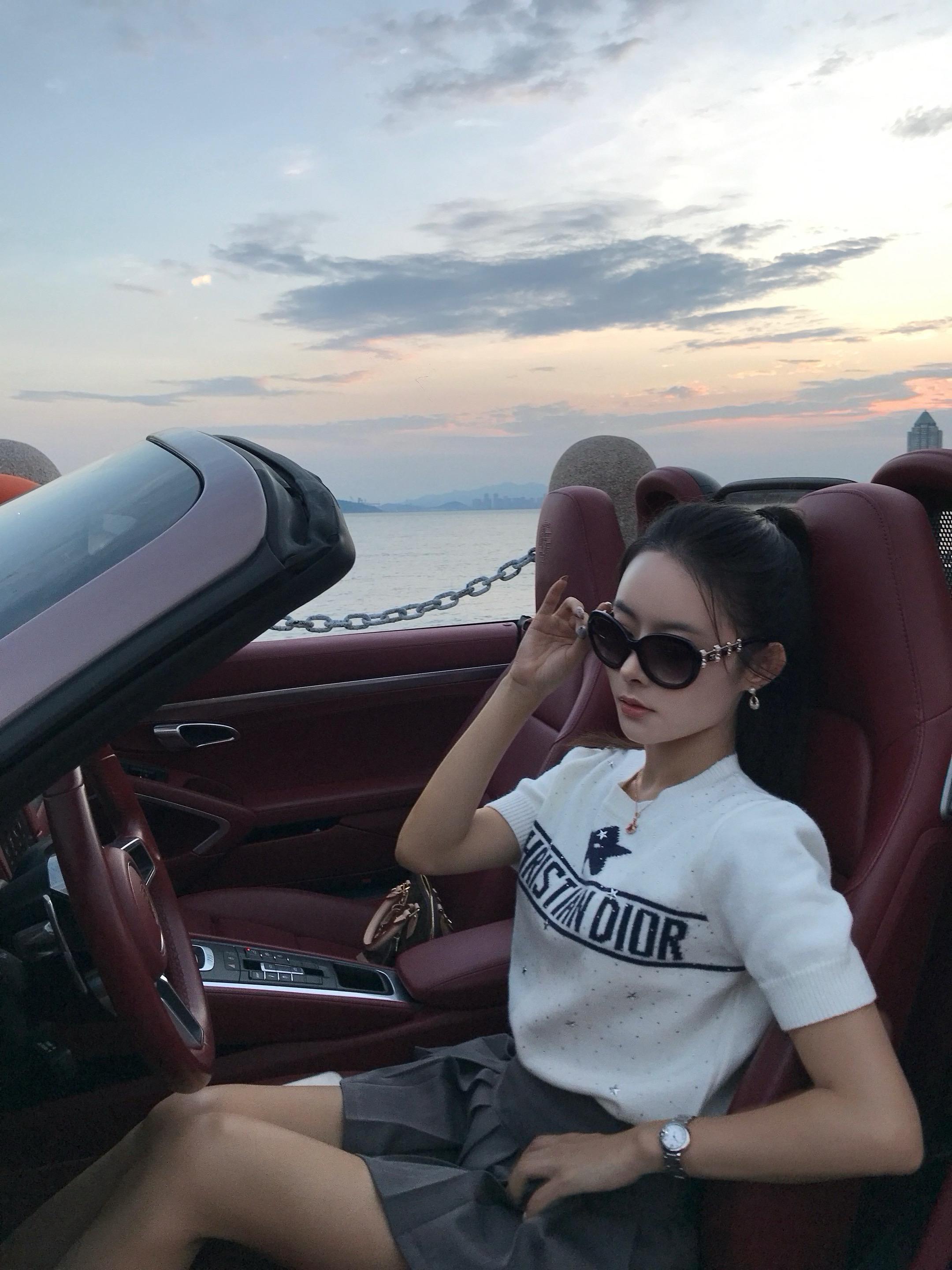 多年前那个坐在他副驾的女孩 终于自己手握方向盘了