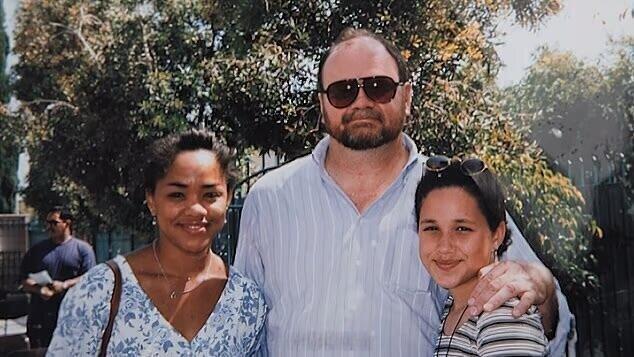 难怪哈里和梅根看对眼儿了，两人在经济独立以后，毫不犹豫的背叛了原生家庭。
很多人