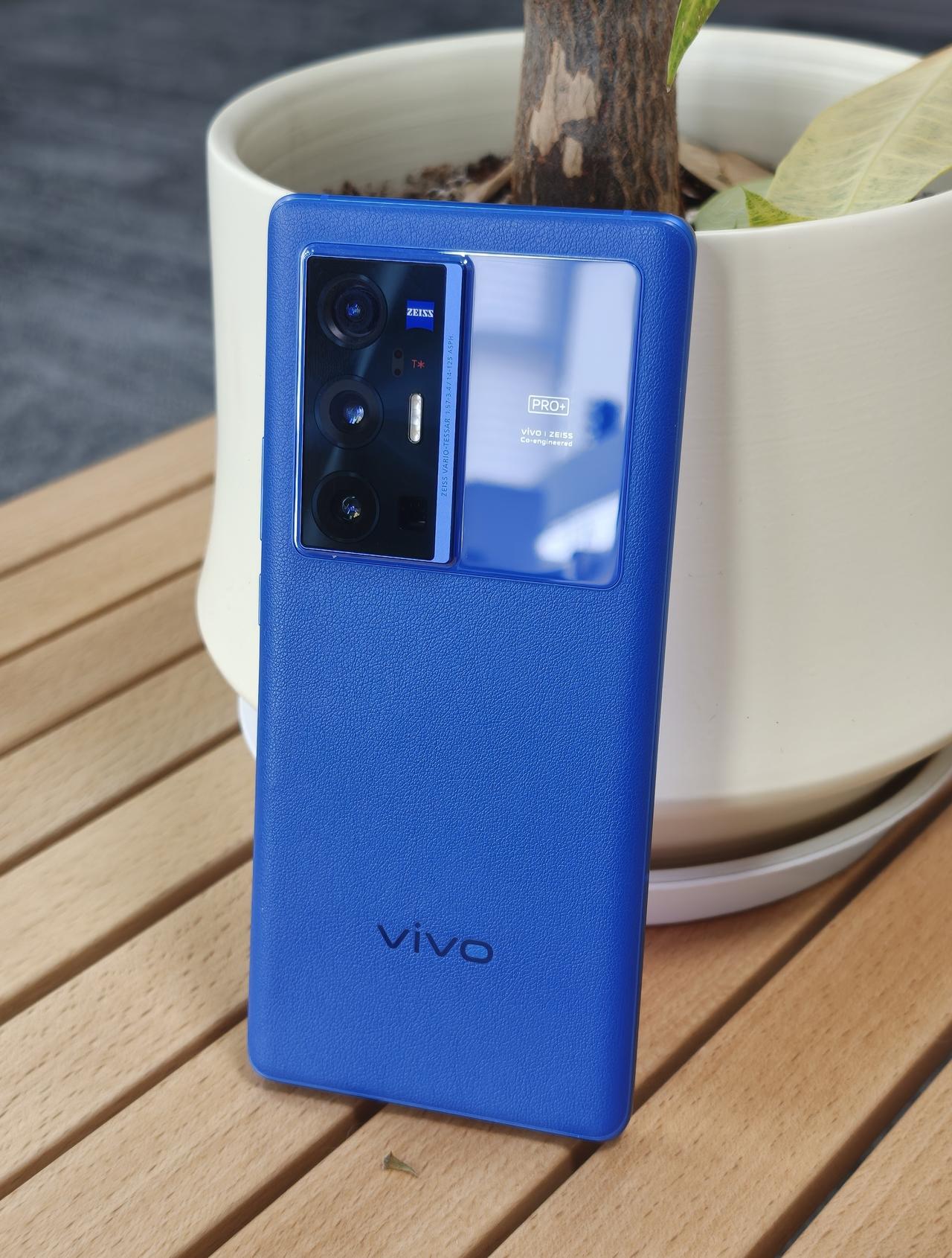 vivo X70 Pro+的颜值是真不错啊，而且这种高饱和度的蓝色现在很少见了，