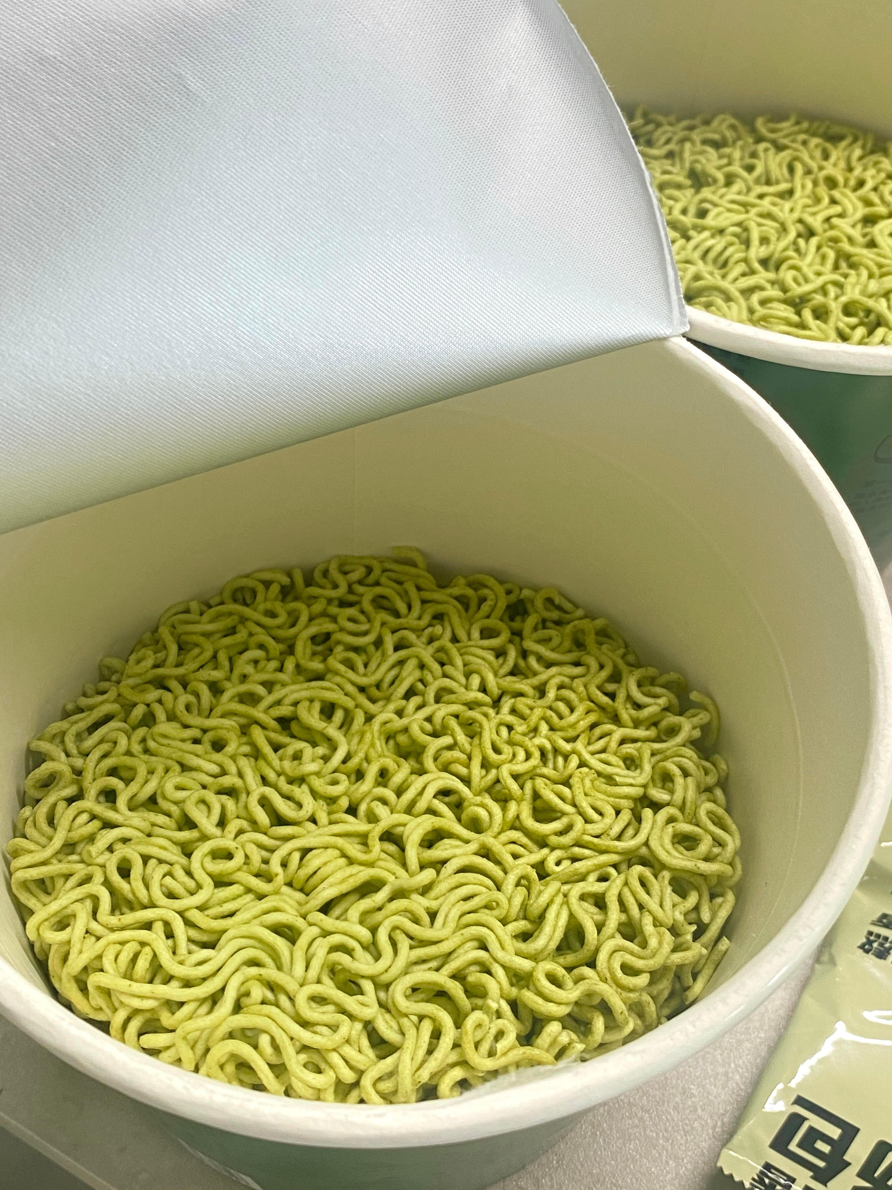 白象的诚恳印在包装上 它的研发部像开了挂：今天偷师江南蟹黄，明天钻进东北学酸菜，