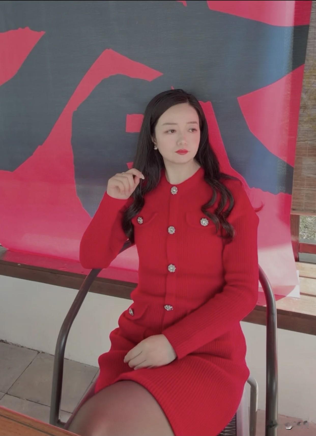 怎样搭配才能显得优雅又不老气呢红衣少女，优雅气质，静坐沉思。