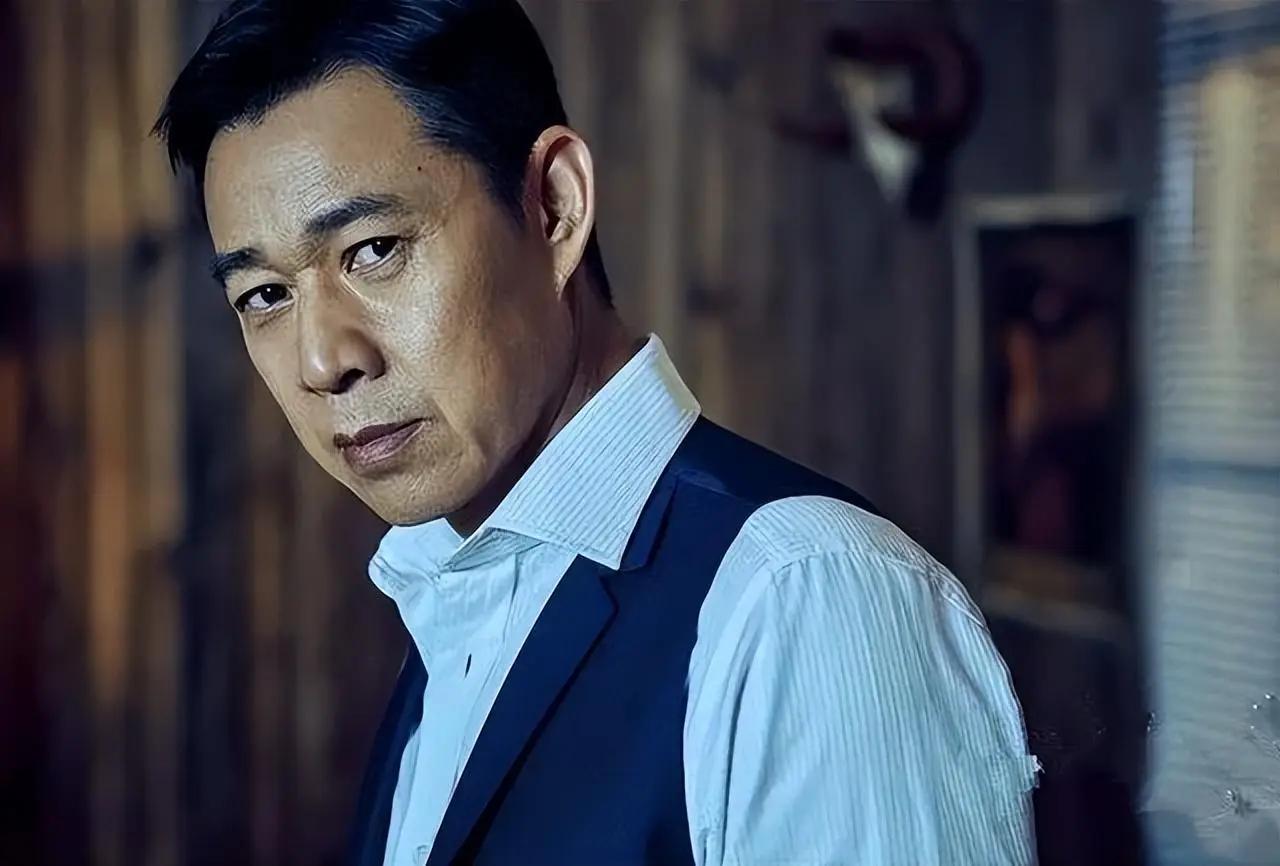 老一辈演员的书法水平，都这么牛吗？这是张丰毅在1995年写的一份出国保证书，他本