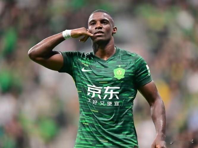 北京国安和法比奥续约1年…北京国安官方宣布，与外援法比奥完成续约。法比奥与国安的