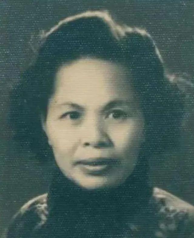 1953年的一天，秘书长梁蔼然悄悄告诉周总理说，有一位妇人要见他，只要一分钟。周