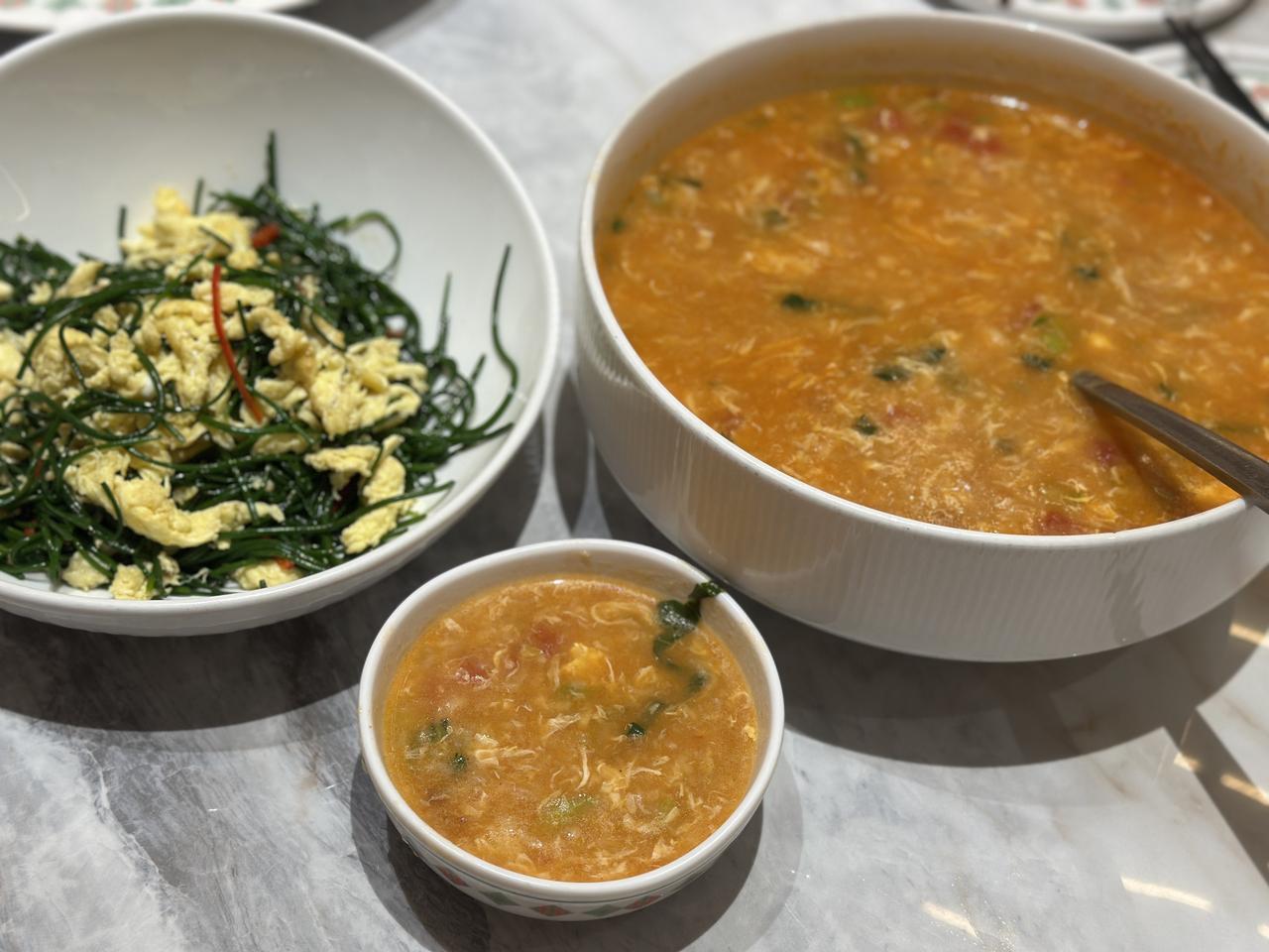 这两天牙疼，吃不了新疆美食大餐。看看吃的啥。

疙瘩汤，没想到超级好喝，一大盆2