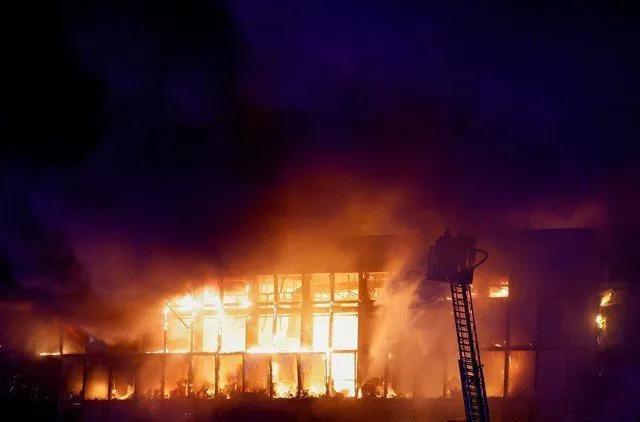 俄国政府发布消息称，莫斯科克罗库斯城音乐厅恐袭事件，已经造成了115人死亡。受伤