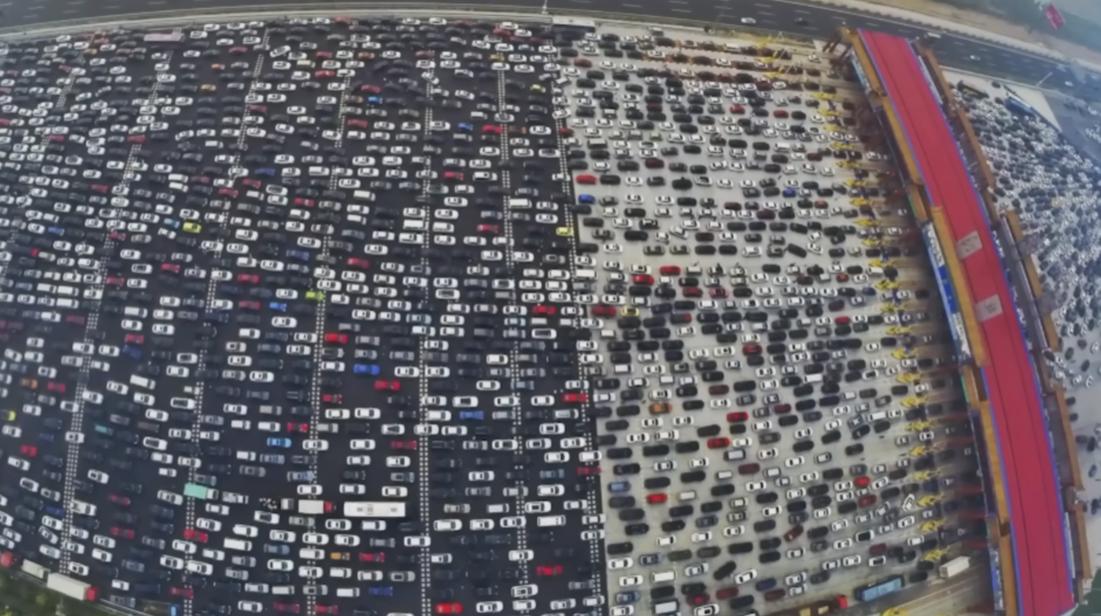 这是14年前的京藏高速大堵车，3万名司机堵了21天，动弹不得，天气还热，燃油因为