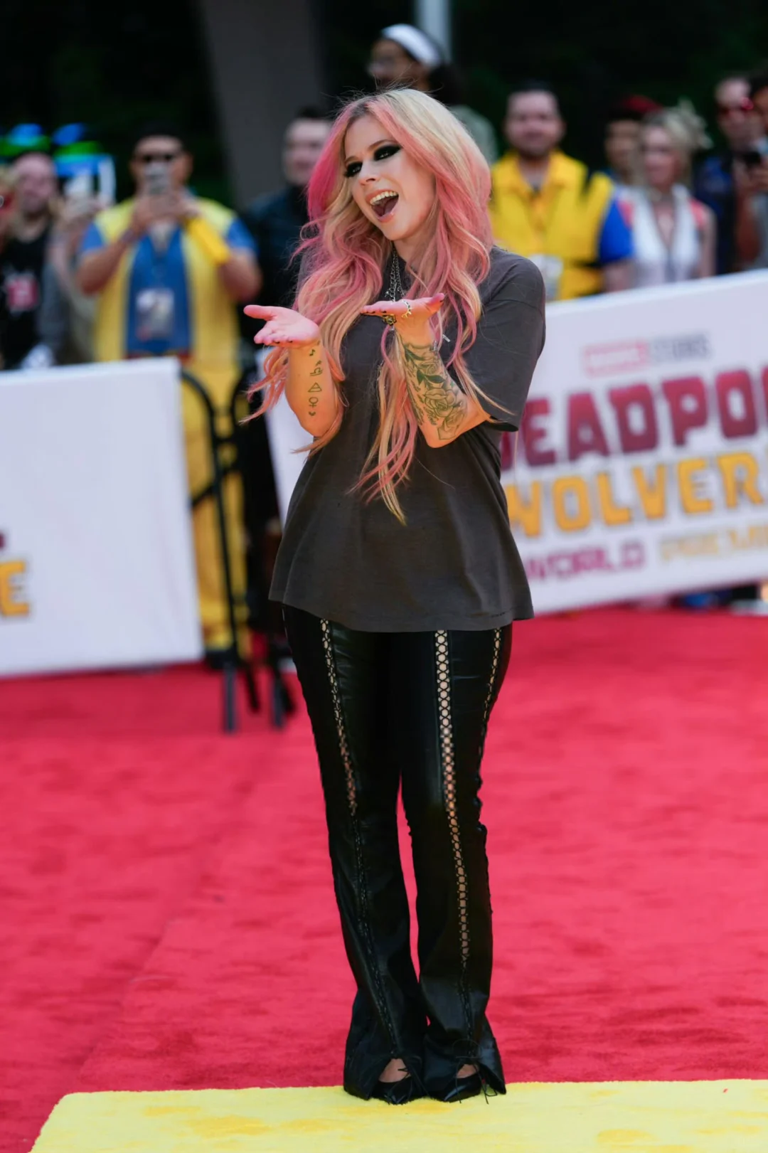 艾薇儿出席死侍与金刚狼首映礼！