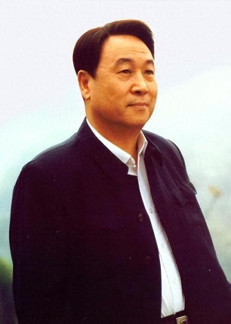 1990年，一位省委副书记家中遭到偷窃，小偷洗劫一空后得意离去，警方迅速展开抓捕