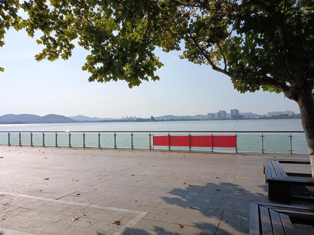 拨剑泉离市内虽然远了点，但对于有时间的人来说，还是方便的，坐68路可以直达。