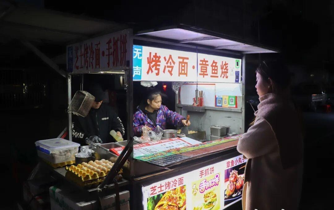 摊主们用卡片、手写板或打字和顾客沟通，周边商贩和回头客还会用不熟练的手语和他们交