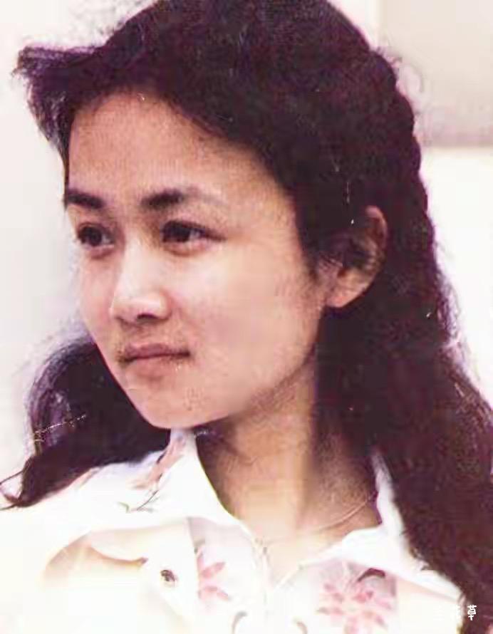 青年罗燕很美，沉静，低调，内敛。图四是她和丈夫熊晓鸽的合影。
罗燕，上世纪八十年