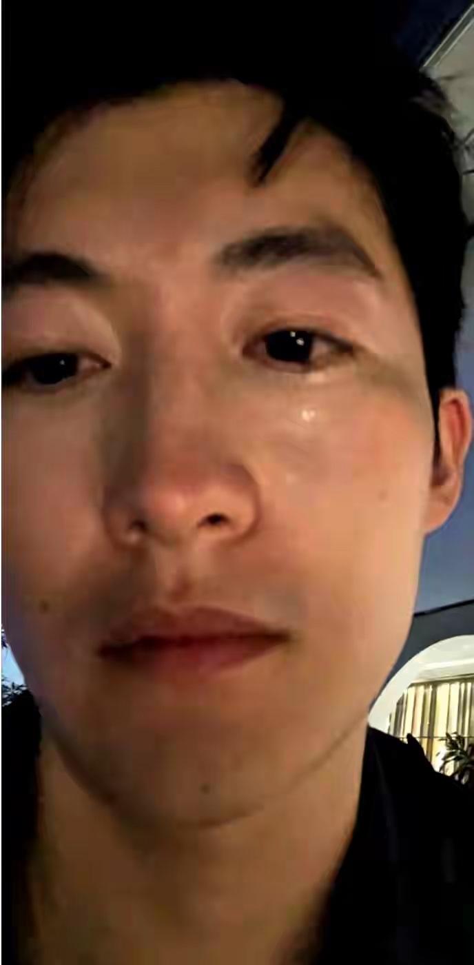 昨天看到大连这事儿，心里真不是滋味。
男人揣着4万块血汗钱回家，那是他一年每天干