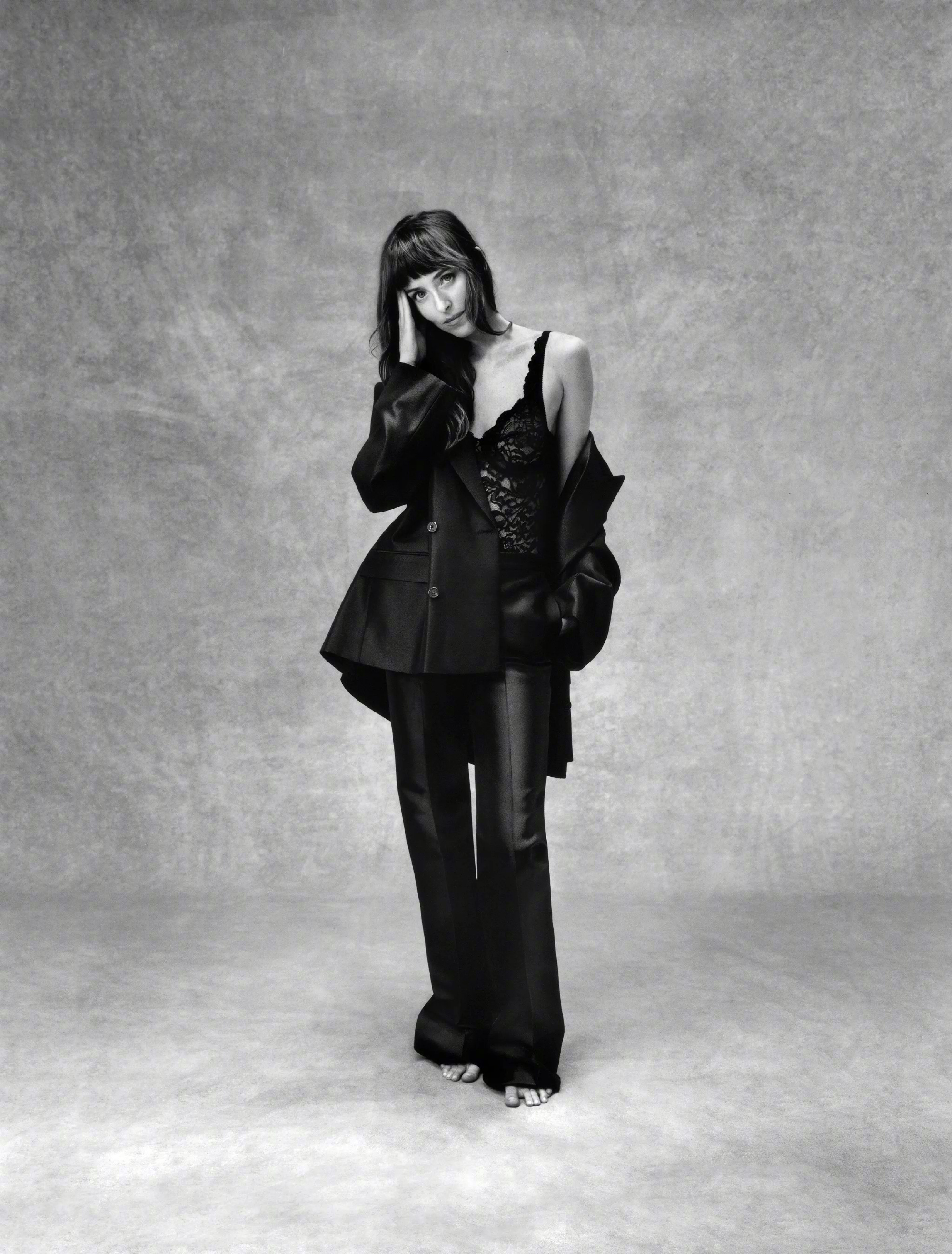 Dakota Johnson “达妹” 美国版 VOGUE 十月刊封面，第三位银
