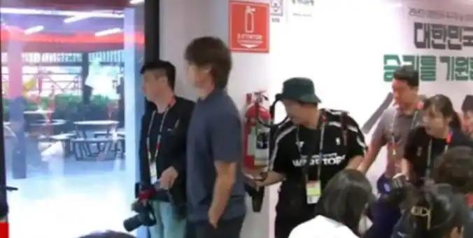 韩国主教练洪明浦到底还是辞职了，本以为这场辞职会给失利的韩国足坛画上收尾、安抚球