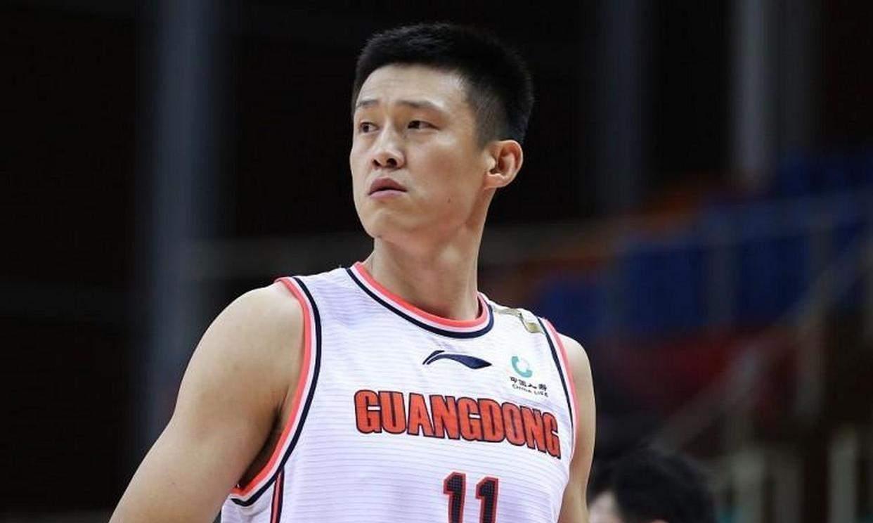 广东球迷挺有意思，当年为广东宏远效力了16个赛季的老队长周鹏离开广东宏远，广东球