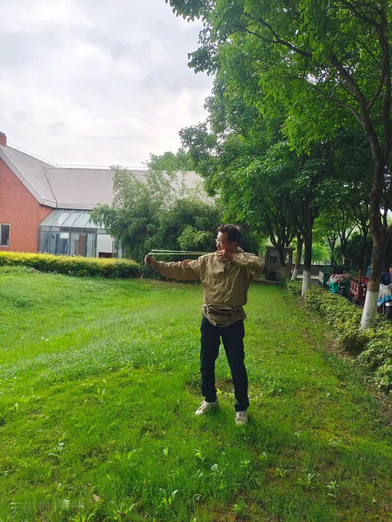 弹弓这个东西是不能打人的，也不能损坏别人的物品，更不能打鸟和小动物
弹弓是你用来