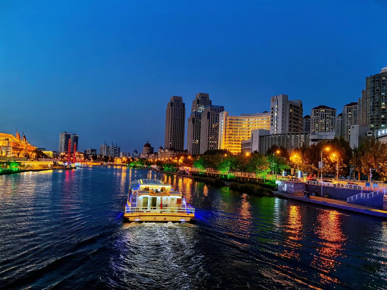 昨天为天津马拉松比赛加油，今天可以欣赏一下天津的夜景。[送自己一朵花]
灯火万家