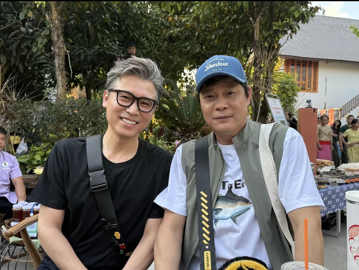 一句话：一个嘴瓢、一个憨直；一个爱演、一个直男，凑一起就是行走的笑点制造机，在《