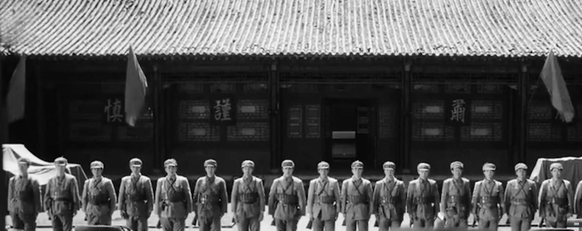 1949 年开国大典前夕，公安中央纵队便衣排长刘拴虎巡逻时，凭借一枚罕见的飞马牌