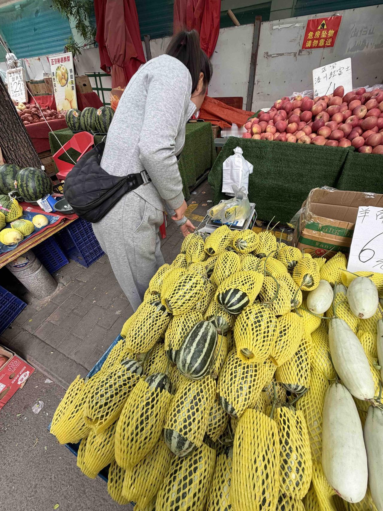 今天上午，我逛西安档子，顺便买点玻璃脆甜瓜。
玻璃脆甜瓜，我前几天买过一次，觉得