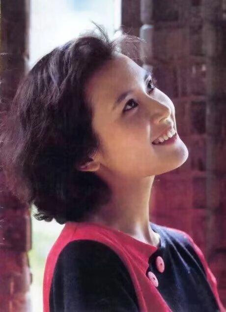 她年轻时颜值高，很漂亮，笑容如此灿烂，《蹉跎岁月》成名，无绯闻，一股清流，如今退