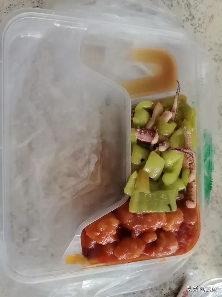 又想来吐槽一下我们的饭堂了，以前是有三个格子的打包盒的，大格装饭，两个小格装菜，