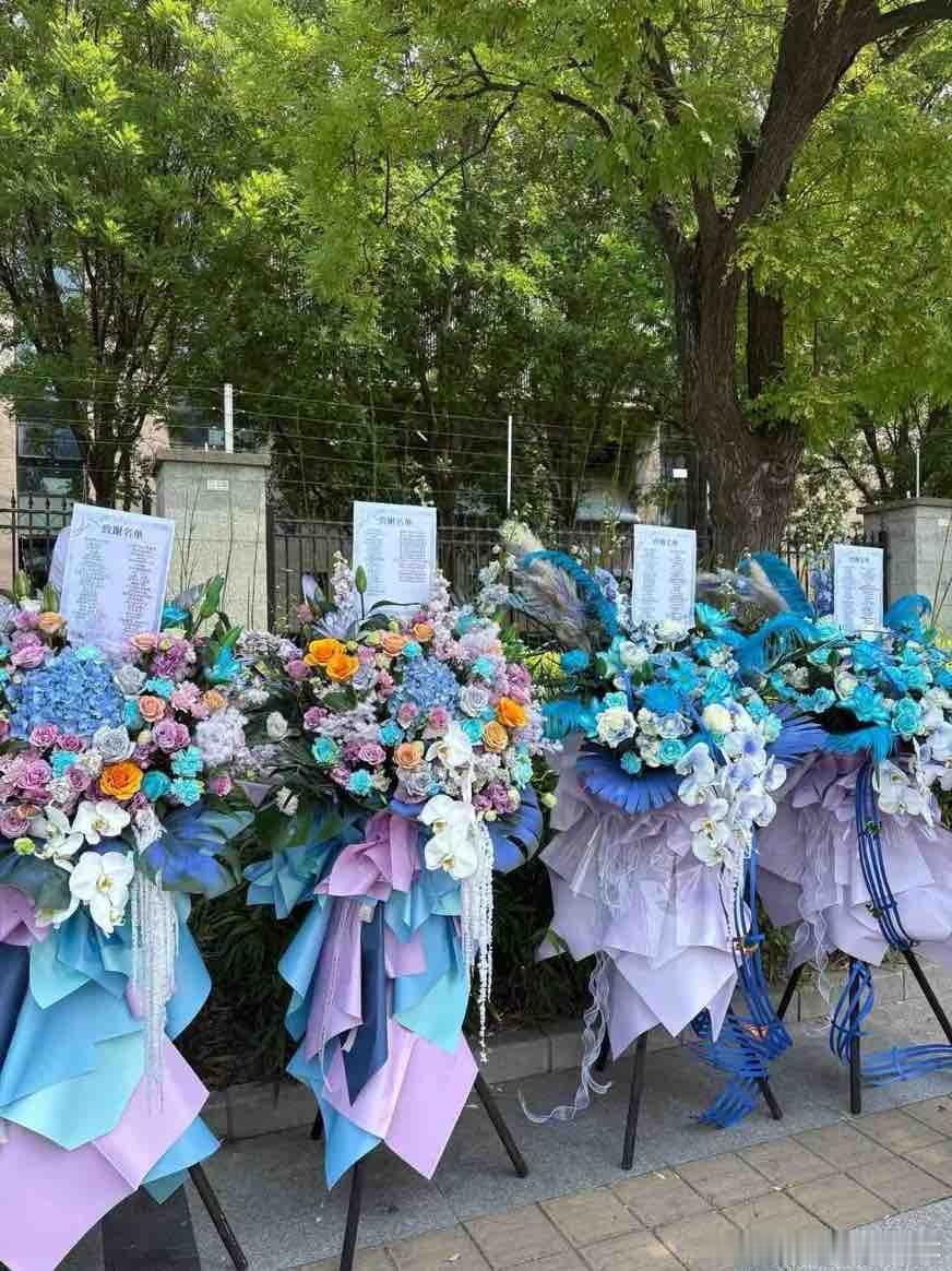 马嘉祺宋亚轩没拍毕业合照风盆 投：祺轩家花篮来啦 好漂亮插图好萌😭🎓💜🩵