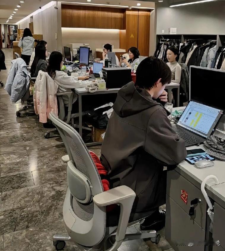 今天招聘hr去产品经理那沟通回来，一肚子气的吐槽：你说他们领导之间直接沟通多好，