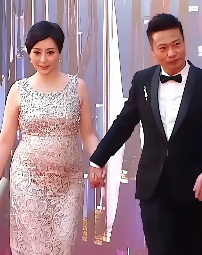 照片中的女士是香港女演员汤盈盈。

这张照片拍摄于第34届香港电影金像奖颁奖典礼