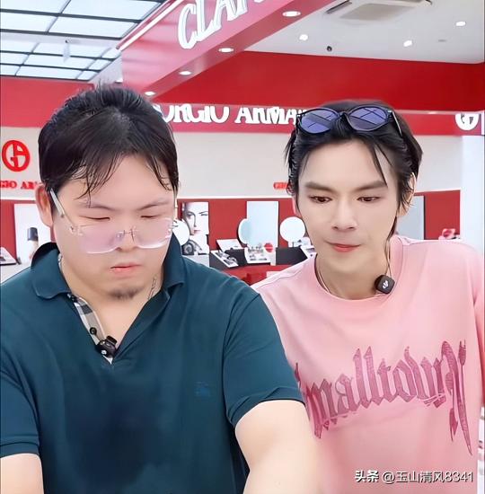 香港人向佐主动拉弟弟向佑一把，带着他一块儿直播赚钱，不光是为了挣俩钱儿帮衬弟弟，