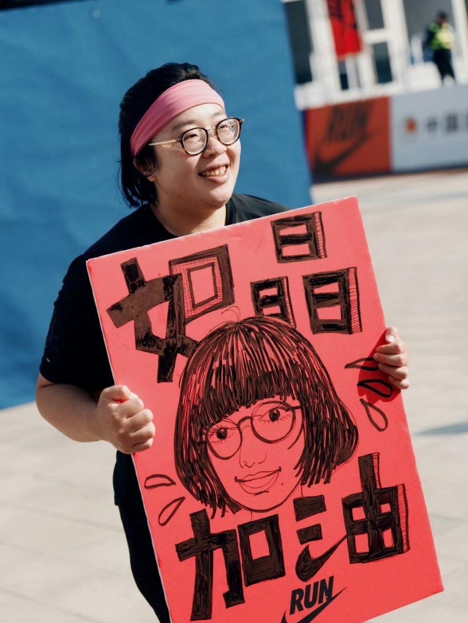 颜如晶完成全马2025年11月30日，颜如晶完成了自己的人生首次上海马拉松，最终