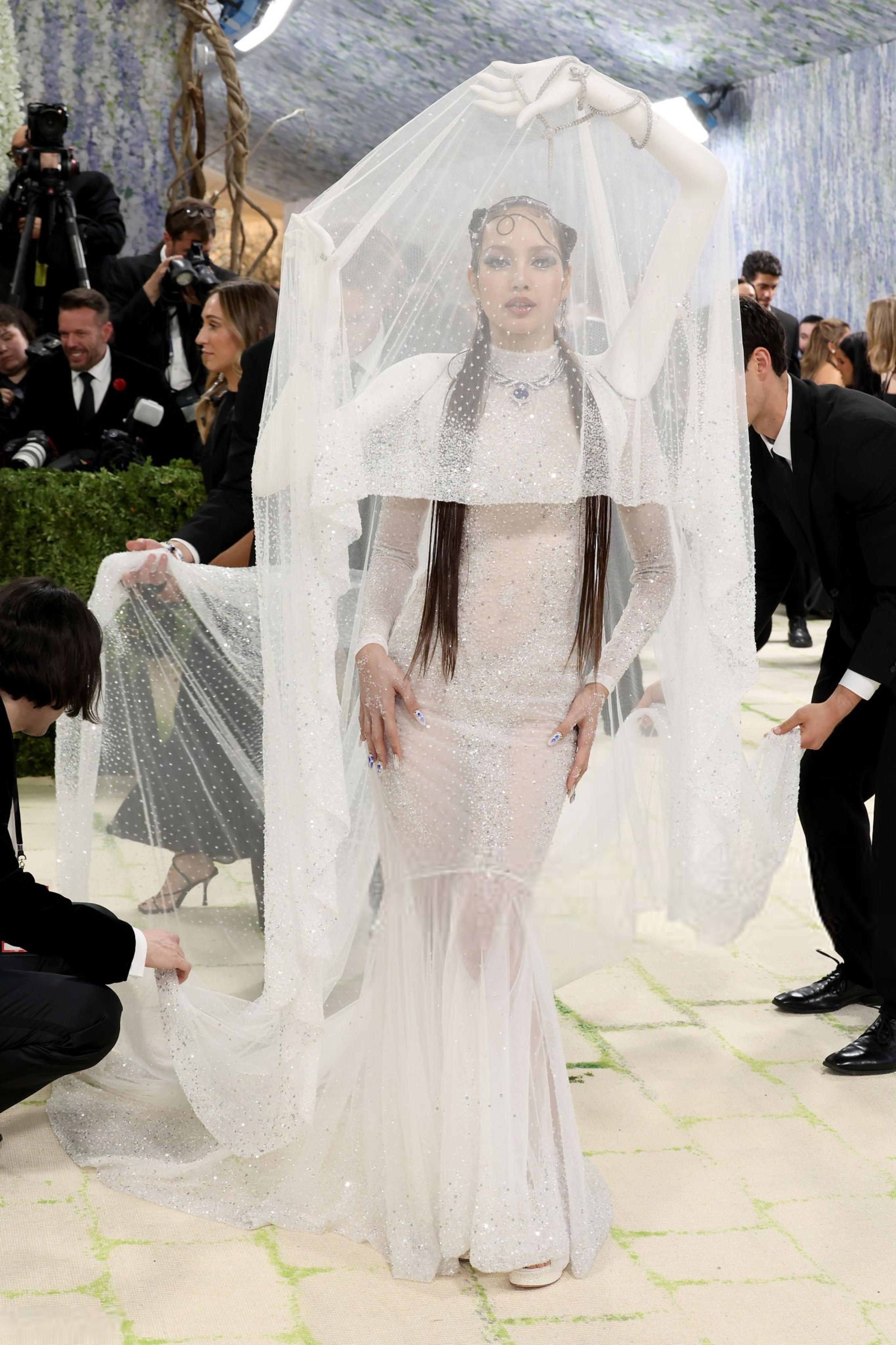 LISA × Met Gala 2026妙啊～Lisa 身穿 Robert Wu