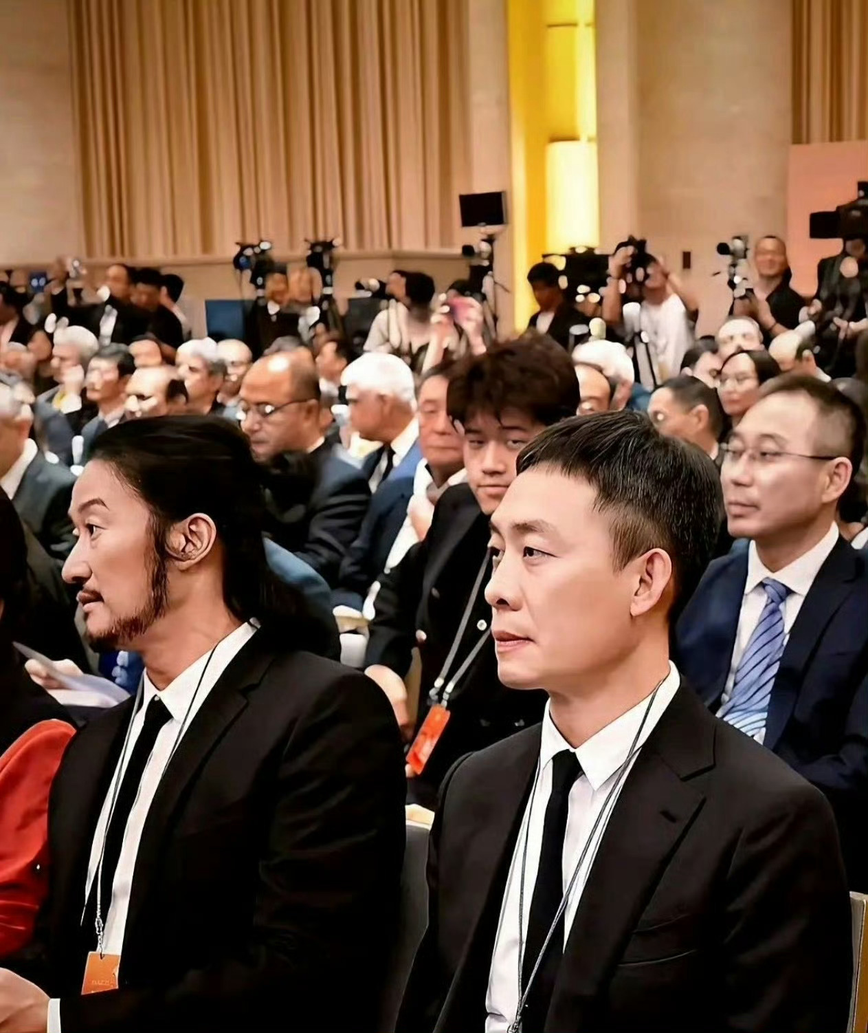 吴京这发型，一言难尽，硬汉形象荡然无存 