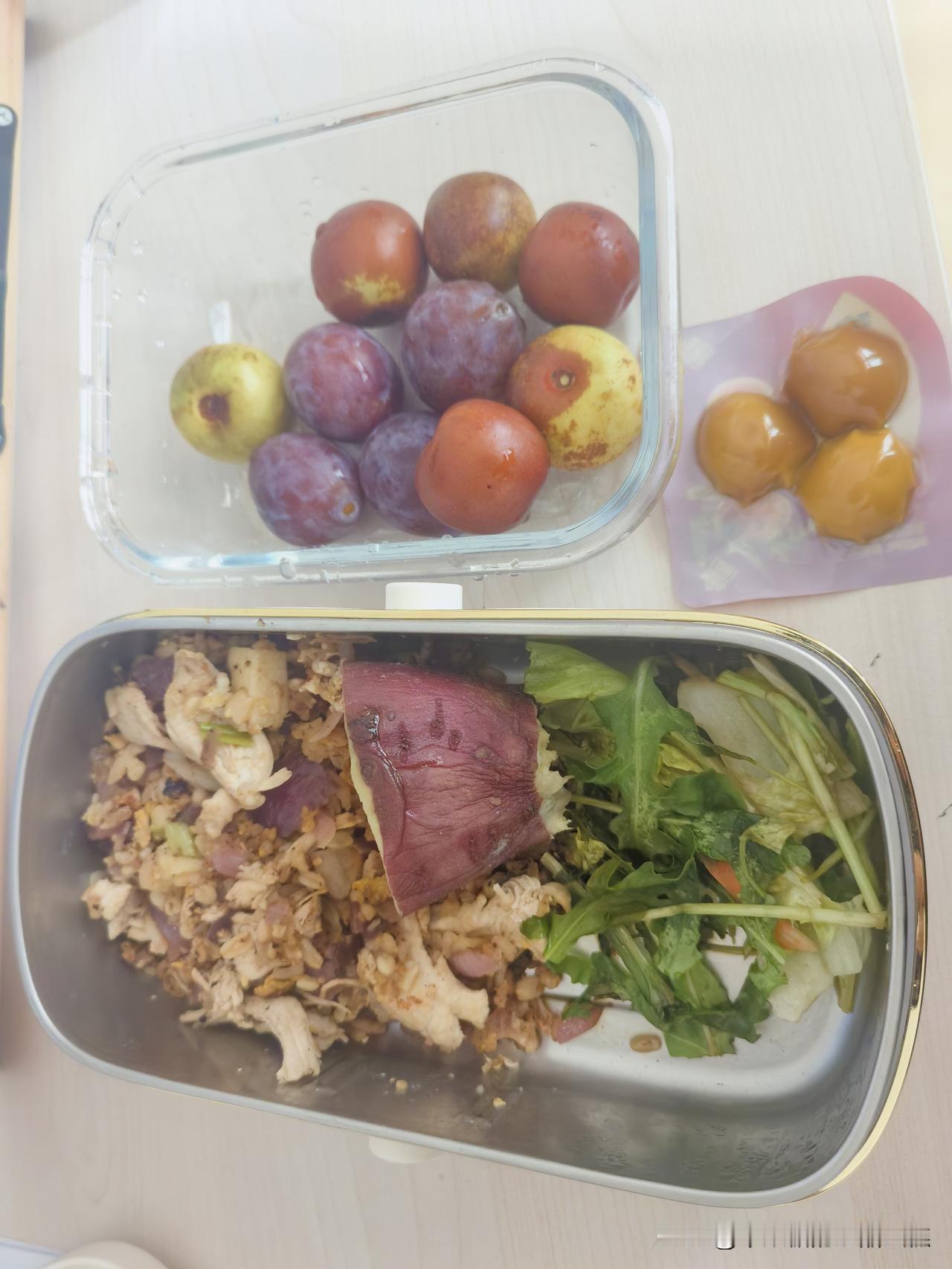 快手便当
创意蛋炒饭，一个鸡蛋 半个洋葱，为了保证充足的蛋白质，还放入了鸡丝，对