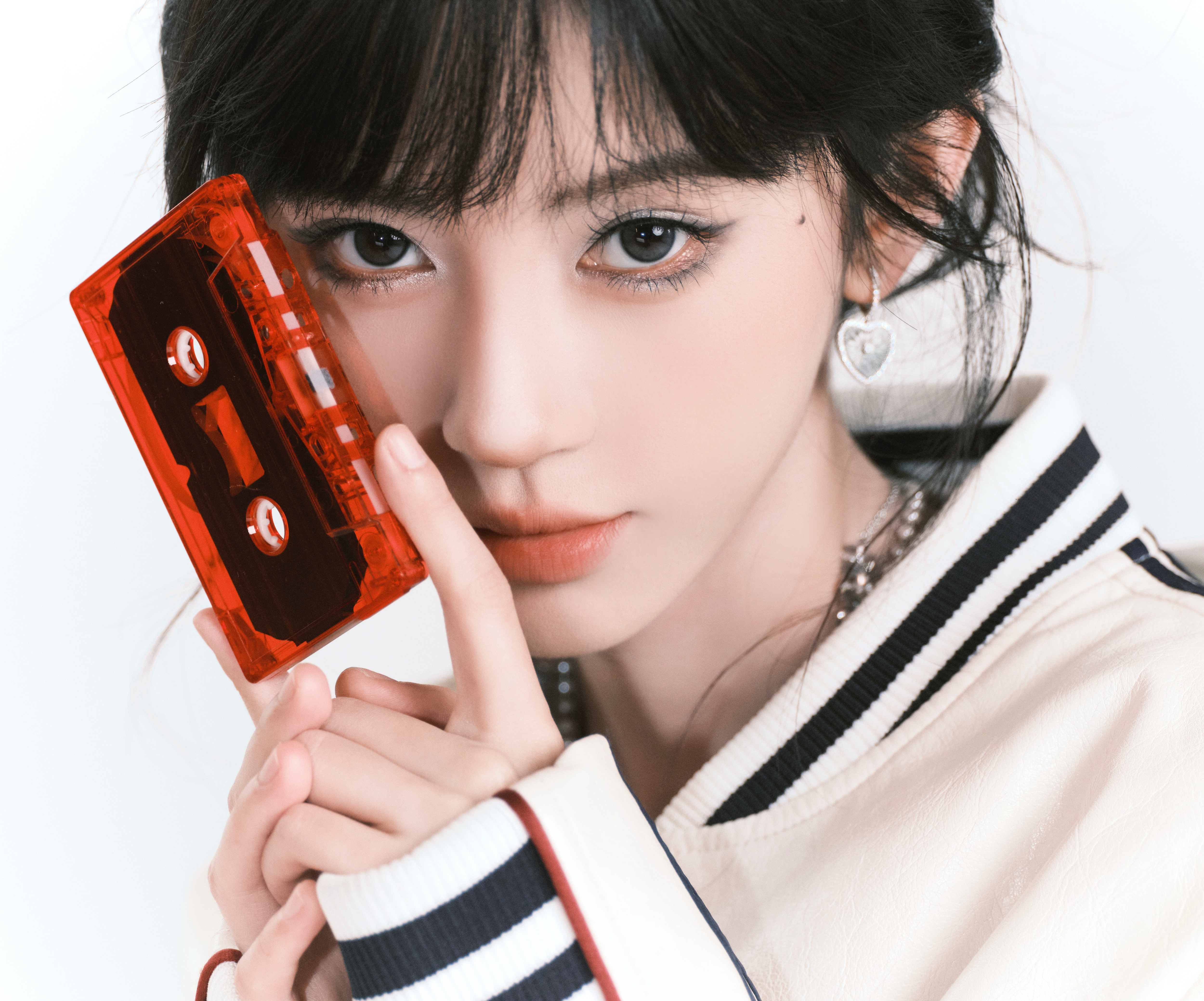 鞠婧祎 × 今晚 AVIA 直播活动，品牌代言人身穿白色运动夹克出镜造型大片，还