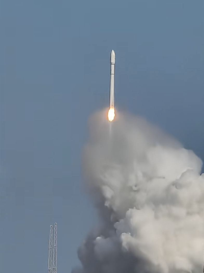 拨云见“火箭🚀”！北京时间今天15时48分，我国在海南商业航天发射场使用长征十