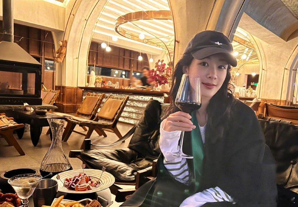 杨紫今天营业啦！看起来好像在吃饭 我也要和紫妹一起吃饭[污][污][污]老派约会