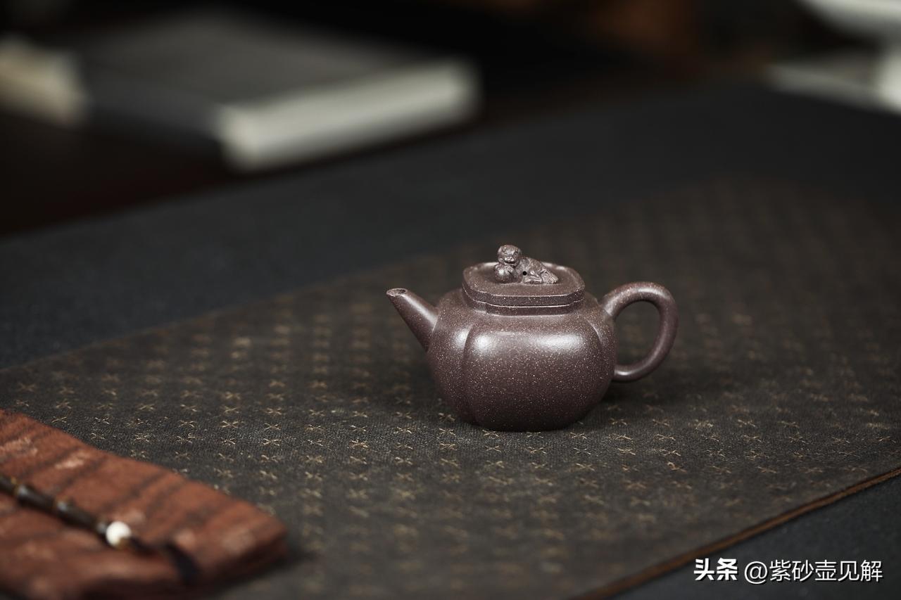 能传世的紫砂壶，最后都进了日子
我真正理解“传世”，是在一位老先生家里。茶桌角上