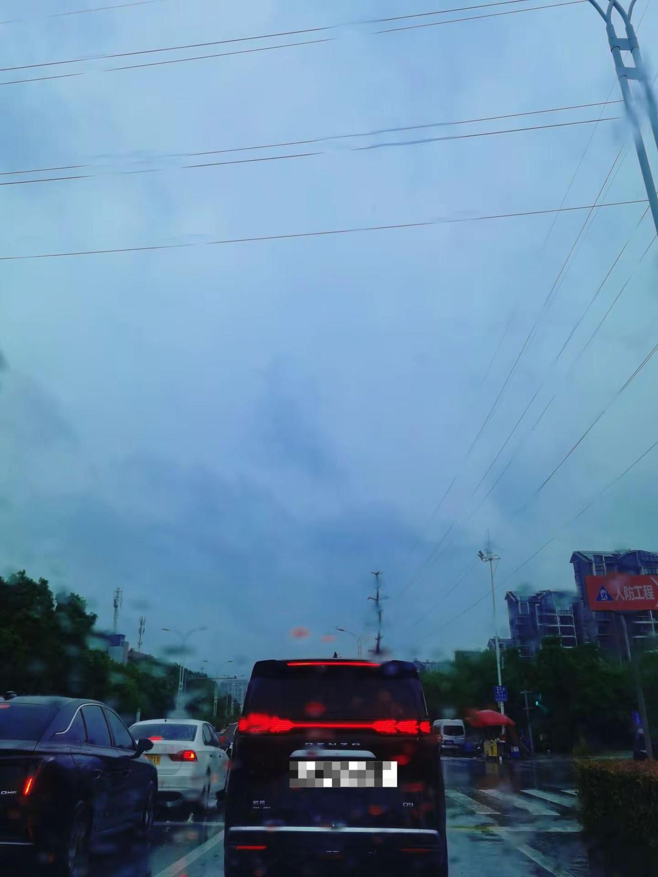 同一个红灯，困住了不同的故事——有人赶往下一个会议，有人在给孩子买糖，有人只是想