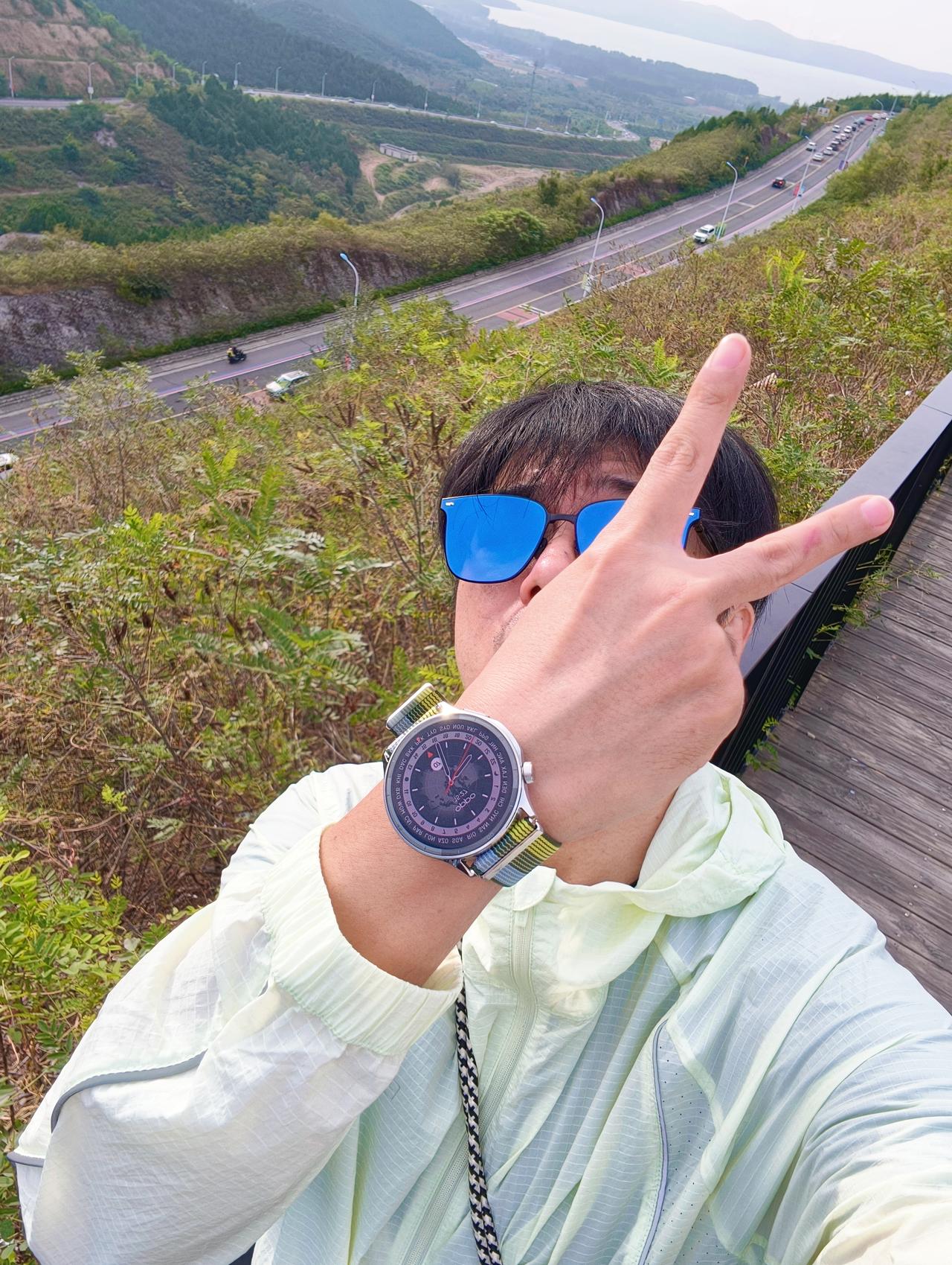 开箱OPPO Watch S& 蕉内礼盒。
超薄荧光黄配色的防晒衣，配上无敌帅气
