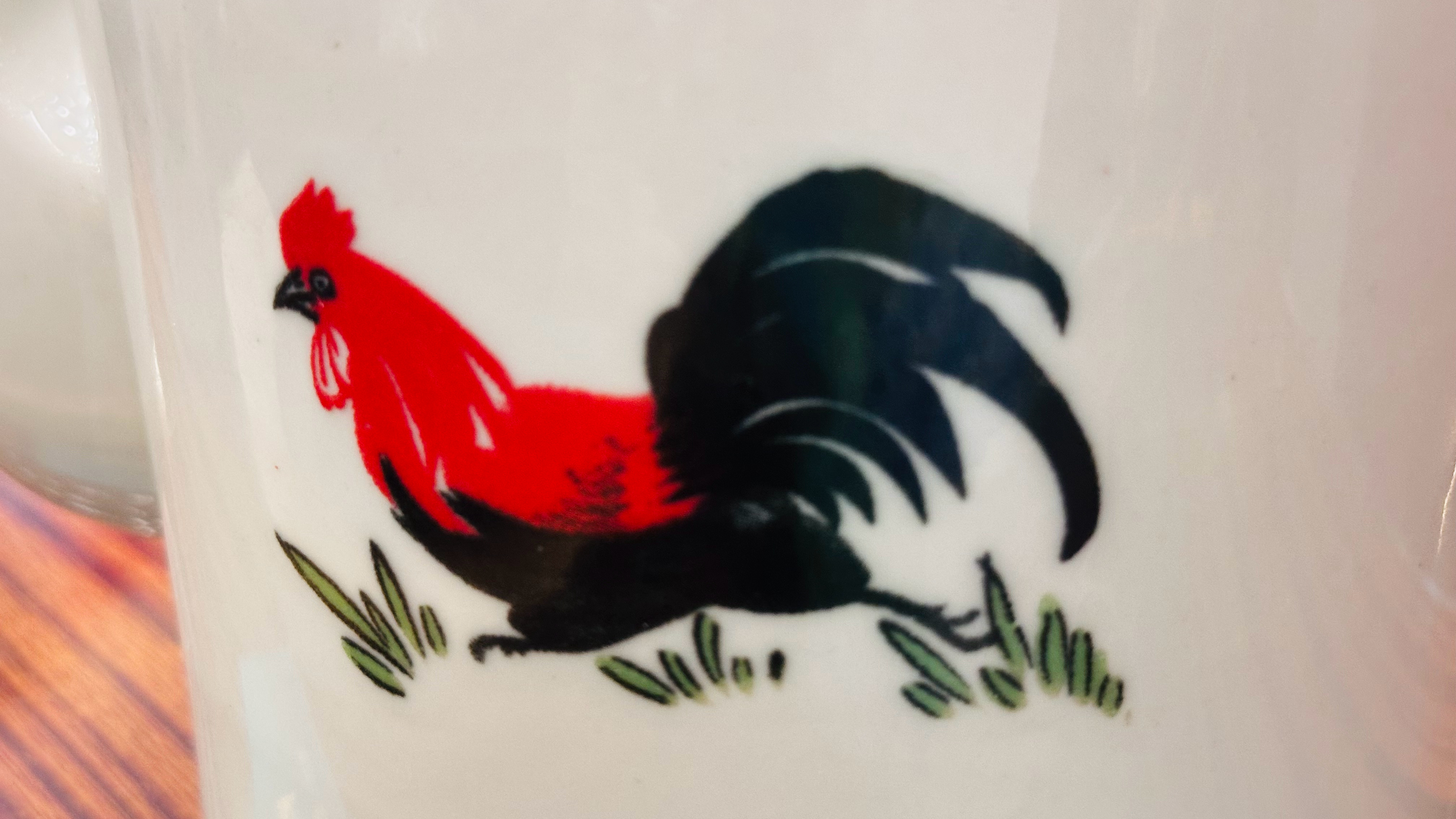 问问首页的广东朋友。我在广东饭店的饭碗碟子茶壶上，经常可以看到这只大公鸡。这有什