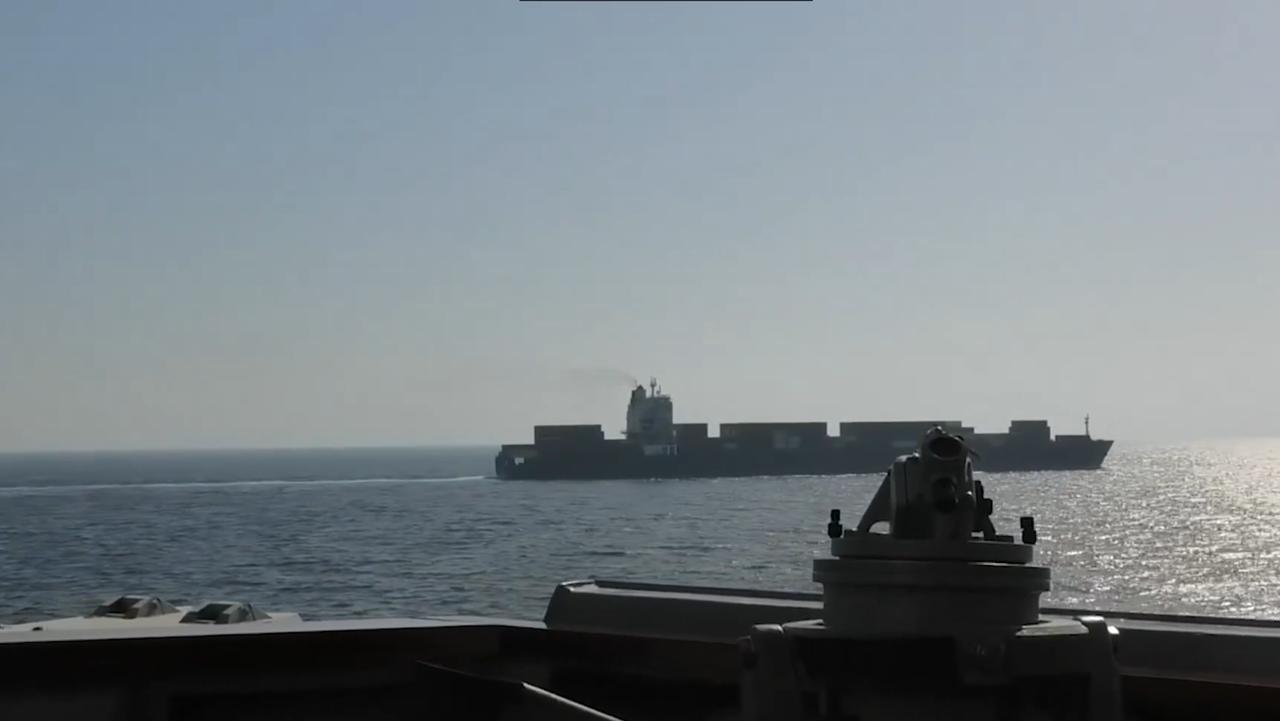 美国海军DDG-111“斯普鲁恩斯”号使用127毫米主炮拦截伊朗货船，当时在该船