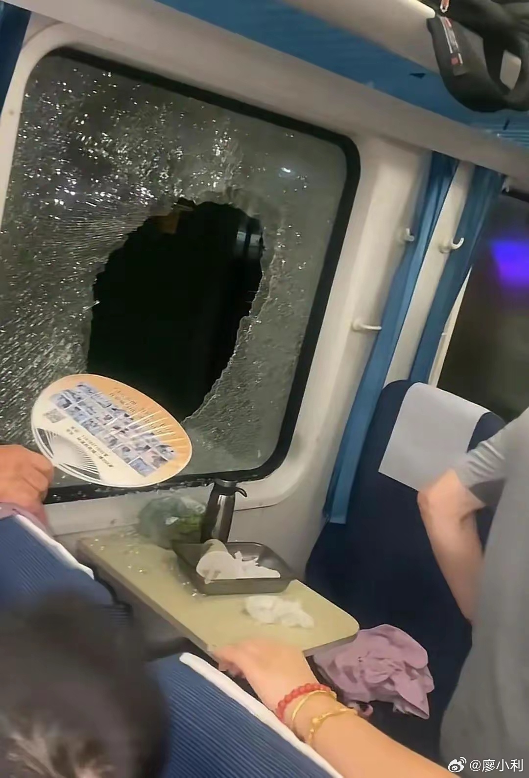 K1373砸窗男子被批评教育本来这个事就过去了，没想到官方这个通报又激起网友的愤