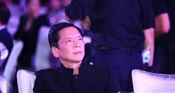 1996年，京城第一小混混白小航，在点歌台闹事，向华强警告白小航不要玩火，结果白